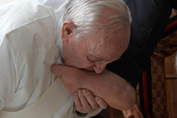 Popiežius Pranciškus bučiuoja kalinio kojas Čivitavekijos kalėjime netoli Romos / EPA nuotr.