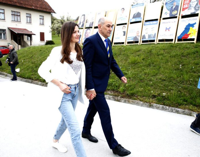 Slovėnijos ministras pirmininkas Janezas Janša su žmona Urska / EPA nuotr.