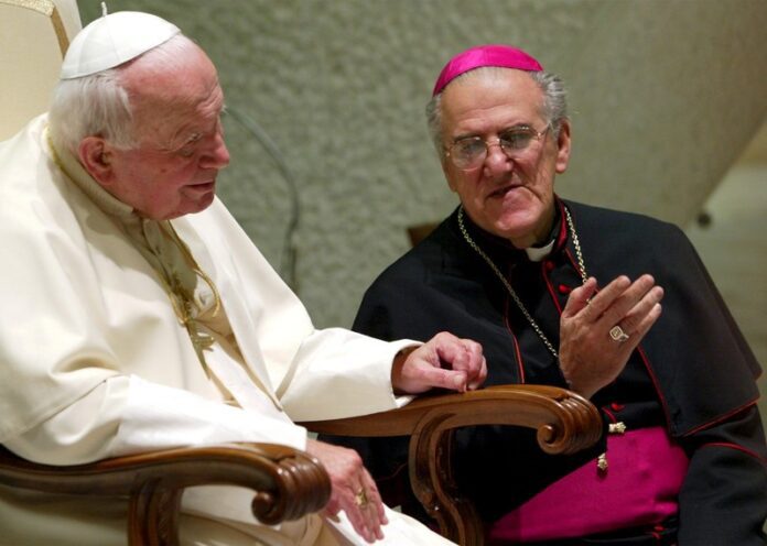 Kardinolas Javieras Lozano Barraganas (dešinėje) šalia popiežiaus Jono Pauliaus II / EPA nuotr.