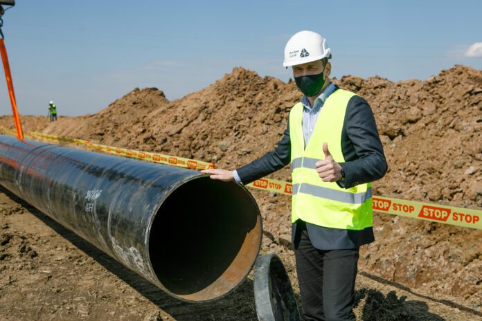 Energetikos ministras Dainius Kreivys apžiūri kaip vyksta GIPL dujotekio statybos 2021 m. / BNS nuotr.