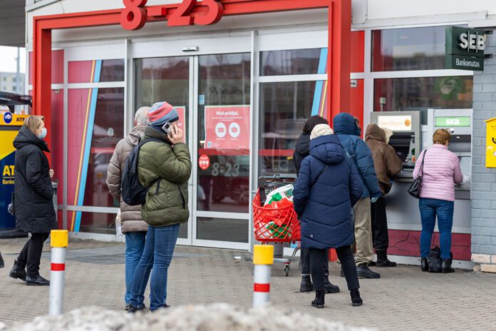 Žmonės prie bankomatų Vilniuje / BNS nuotr.