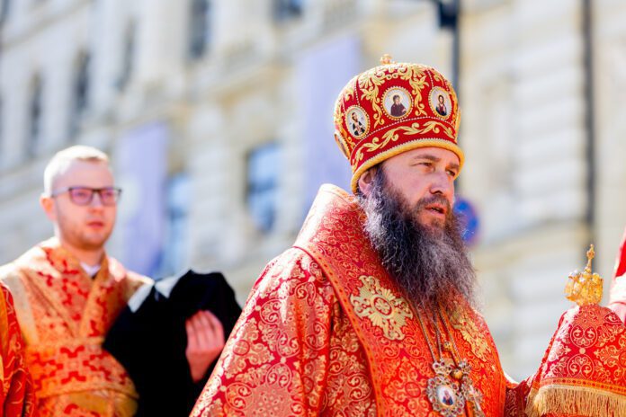 Trakų vyskupas Amvrosijus eina procesijoje
