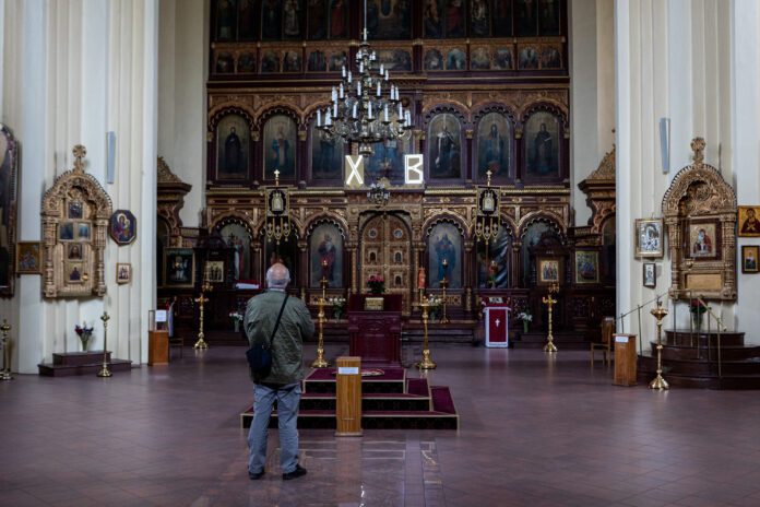 Ortodoksas meldžiasi Vilniaus cerkvėje / BNS nuotr.