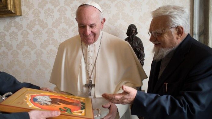 Vienuolių bendruomenės įkūrėjas Enzo Bianchi (dešinėje) su popiežiumi Pranciškumi (kairėje) / Vatican News nuotr.