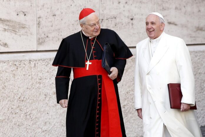 Italų kardinolas Angelo Sodano (kairėje) su popiežiumi Pranciškumi / EPA nuotr.