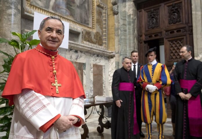 Kardinolas Angelo Becciu / EPA nuotr.