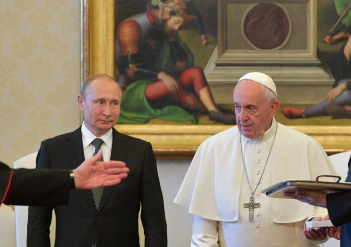 Rusijos prezidentas Vladimiras Putinas ir popiežius Pranciškus Vatikane / EPA nuotr.