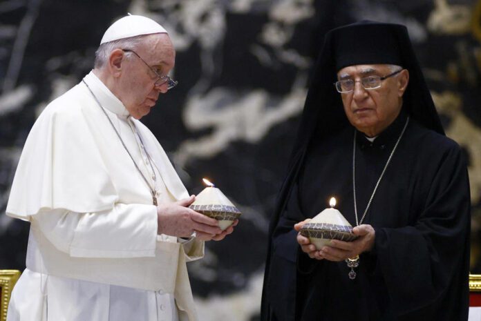 Popiežius Pranciškus (kairėje) ir Libano krikščionių lyderis / EPA nuotr.