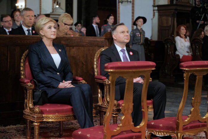 Lenkijos prezidentas Andrzejus Duda (dešinėje) ir jo žmona Agata Kornhauser-Duda (kairėje) dalyvauja šv. Mišiose Šv. Jono arkikatedroje per Gegužės 03 d. Konstitucijos 231-ąsias metines Varšuvoje, Lenkijoje
