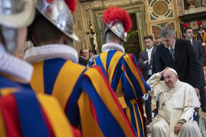Popiežius Pranciškus su šveicarų gvardijos kariais / EPA nuotr.
