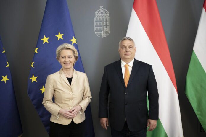 Europos Komisijos vadovė Ursula von der Leyen ir Vengrijos premjeras Viktoras Orbanas (dešinėje) / EPA nuotr.