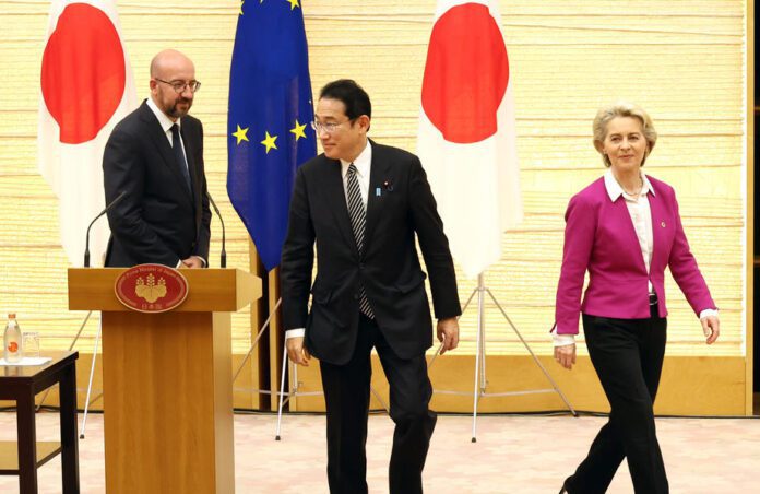 Europos Komisijos pirmininkė Ursula von der Leyen (dešinėje) Tokijuje / EPA nuotr.
