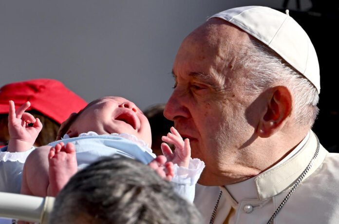 Popiežius Pranciškus bendrojoje audiencijoje Vatikane bučiuoja kūdikį/ EPA nuotr.