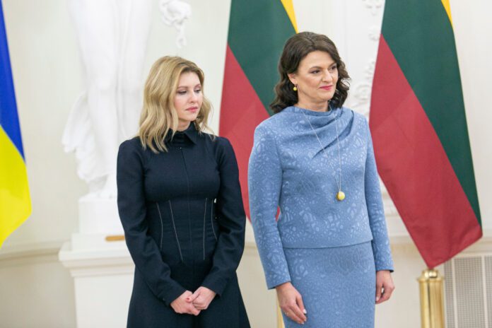Pirmoji Ponia D. Nausėdienė (dešinėje) ir Ukrainos Pirmoji Ponia O. Zelenska / BNS nuotr.
