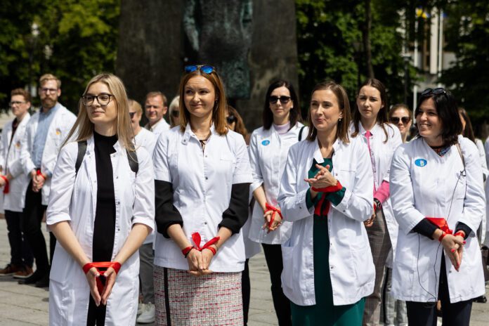 Šeimos gydytojų solidarumo akcija Vilniaus Vinco Kudirkos aikštėje / BNS nuotr.
