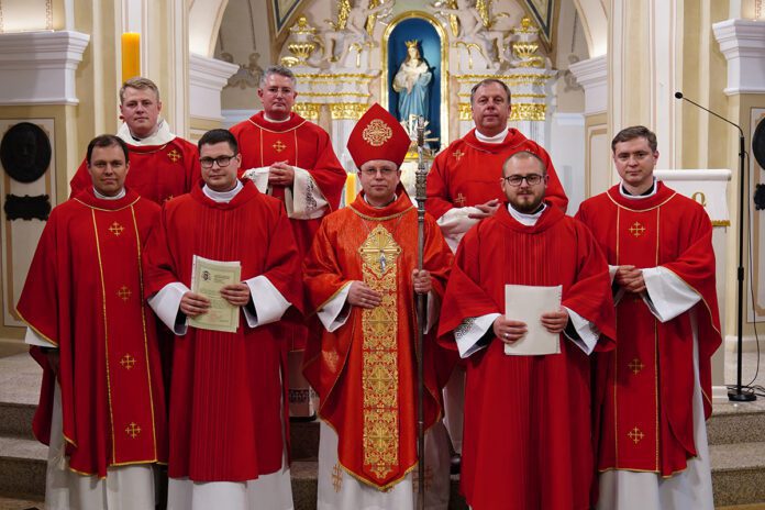 Telšių vyskupas Algirdas Jurevičius (viduryje) su diakonais / Telšių vyskupijos nuotr.