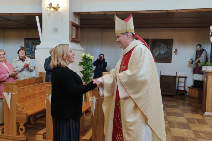 Naujoji Panevėžio Carito vadovė Roberta Daubaraitė-Randė ir Panevėžio vyskupas Linas Vodopjanovas / Caritas nuotr.
