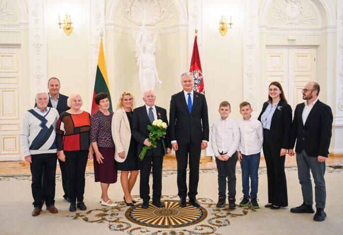 Prezidentas Gitanas Nausėda su tėčiais apdovanotais tėčiais ir jų artimaisiais / LR Prezidentūros / Roberto Dačkaus nuotr.