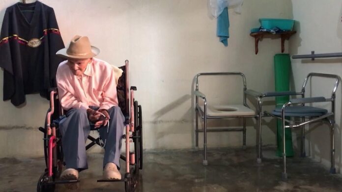 112 metų Venesuelos ūkininkas Juanas Vicente Pérezas / Youtube stop kadras