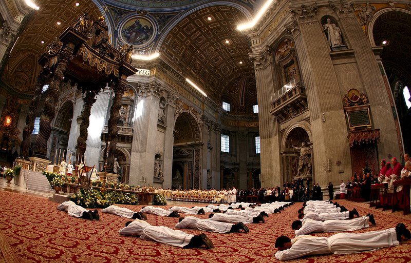 Diakonai Šv. Petro bazilikoje Italijoje / EPA nuotr.