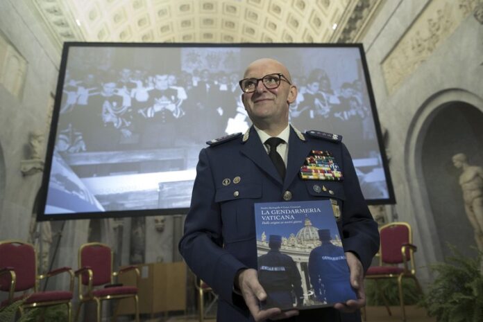 Vatikano miesto Valstybės žandarmerijos vadas D. Giani / EPA nuotr.