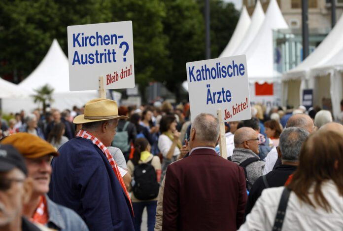 Plakatas su klausimu „Ar likti Bažnyčioje?“ per katalikų dienas Štutgarte (Vokietijoje) / EPA nuotr.