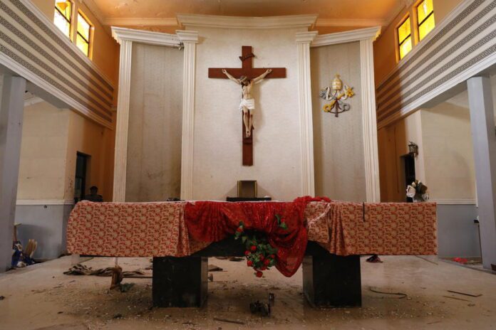 Kruvinas altorius po išpuolio per Sekmines Nigerijoje