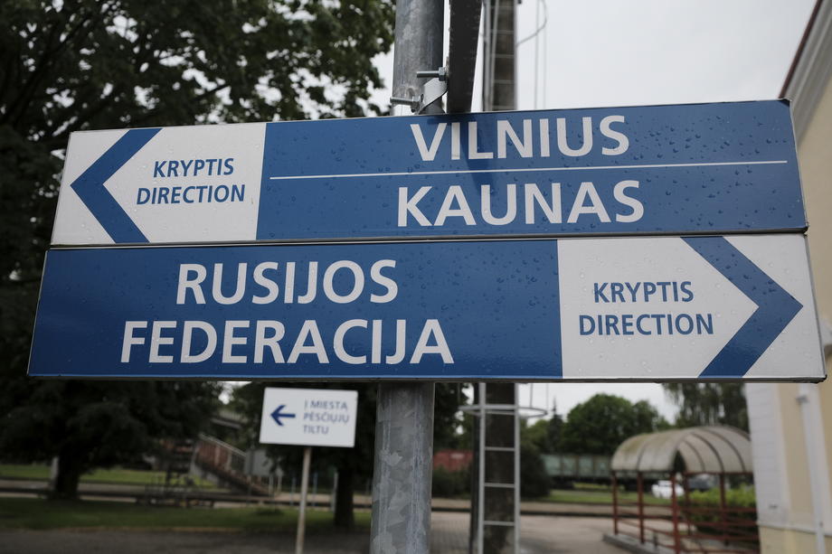 Krypties ženklai Kybartų pasienio geležinkelio stotyje tarp Kaliningrado ir Lietuvos Kybartuose / EPA nuotr.
