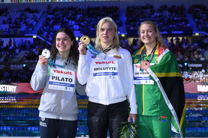 Sidabro medalio laimėtoja italė Benedetta Pilato, aukso medalio laimėtoja lietuvė Rūta Meilutytė ir bronzos medalio laimėtoja Pietų Afrikos Respublikos atstovė Lara van Niekerk (iš kairės į dešinę) / EPA nuotr.