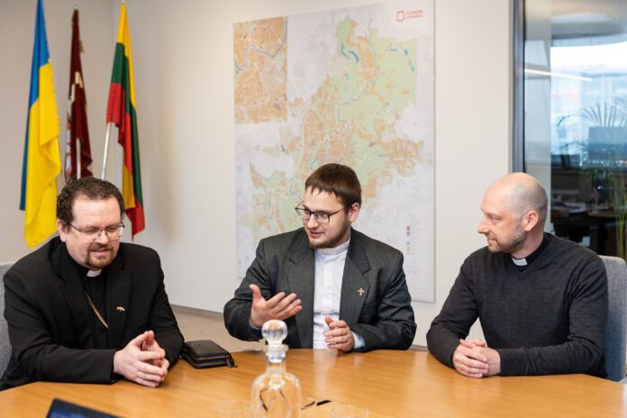 Ortodoksu Bažnyčiai priklausę lietuvių kunigai Vitalijus Mockus (kairėje), Gintaras Jurgis Sungaila (viduryje) ir Vitalis Dauparas (dešinėje) / BNS nuotr.