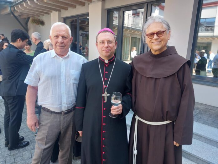 Mecenatas Martynas Gusiatinas (kairėje), Telšių vyskupas Algirdas Jurevičius (viduryje) ir kun. Benediktas Jurčys OFM / Telšių vyskupijos nuotr.