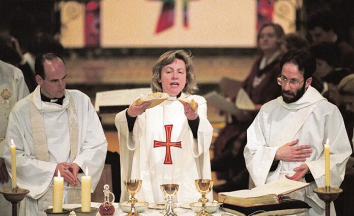1994 m. kovo 12 d. Anglikonų Bažnyčioje įšventinamos pirmosios 32 moterys kunigės. Angela Berners-Wilson buvo pirmoji jų / Soc. tinklų nuotr.