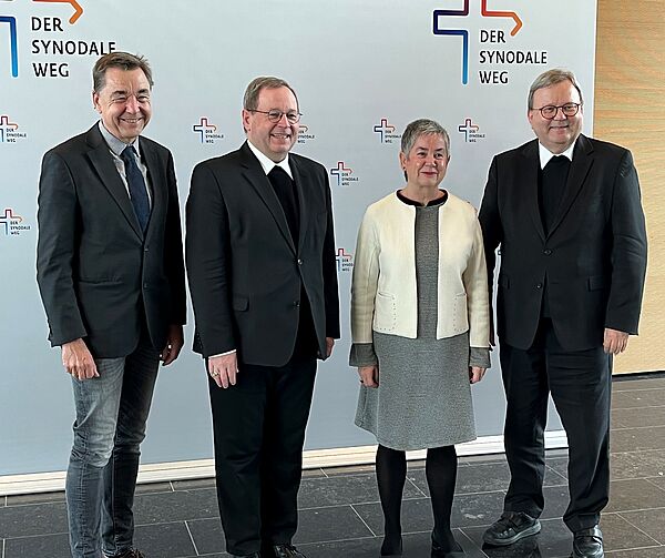okietijos katalikų centrinio komiteto (ZdK) pirmininkė Irme Stetter-Karp ir kiti sinodinio kelio vadovai / Synodalerweg.de nuotr.
