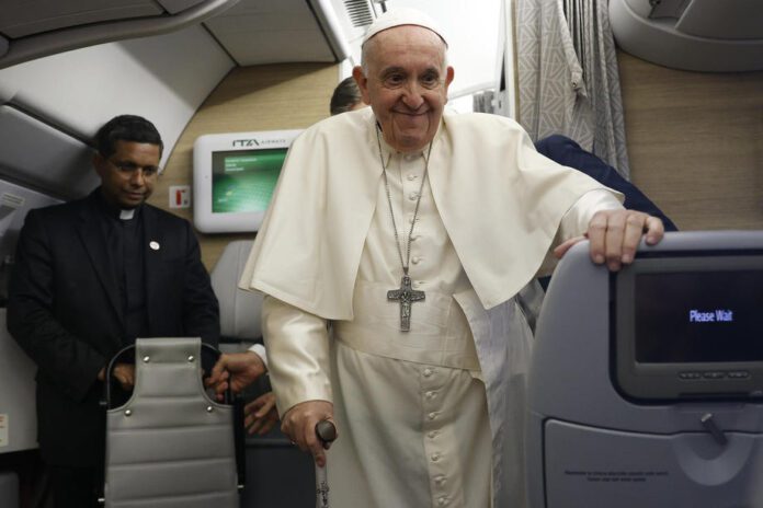 Popiežius Pranciškus grįžta iš Kanados.