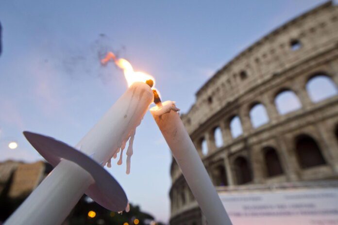 Romoje, Italijoje, priešais Koliziejų uždegtos žvakės, solidarizuojantis su visomis krikščionių bendruomenėmis, persekiojamomis ir diskriminuojamomis daugelyje pasaulio vietų, 2012 m. / EPA nuotr.