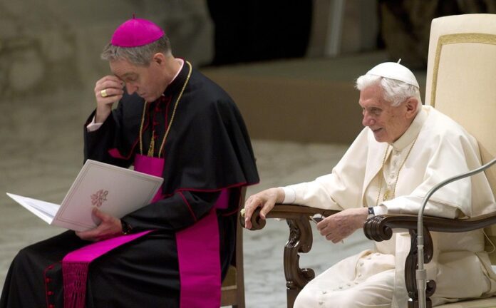 Popiežiaus Benedikto XVI asmeninis sekretorius arkivyskupas Georgas Gänsweinas ir popiežius emeritas Benediktas XVI-asis / EPA nuotr.