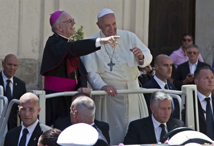 Apaštališkojo sosto palikimo administracijos vadovas Nunzio Galantino ir popiežius Pranciškus / EPA nuotr.
