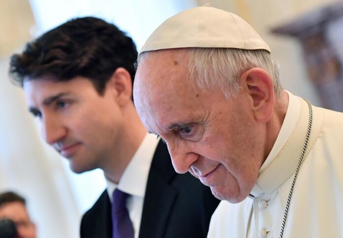 Kanados Ministras Pirmininkas Justinas Trudeau (kairėje) ir popiežius Pranciškus (dešinėje) privačioje audiencijoje Vatikane / EPA nuotr.