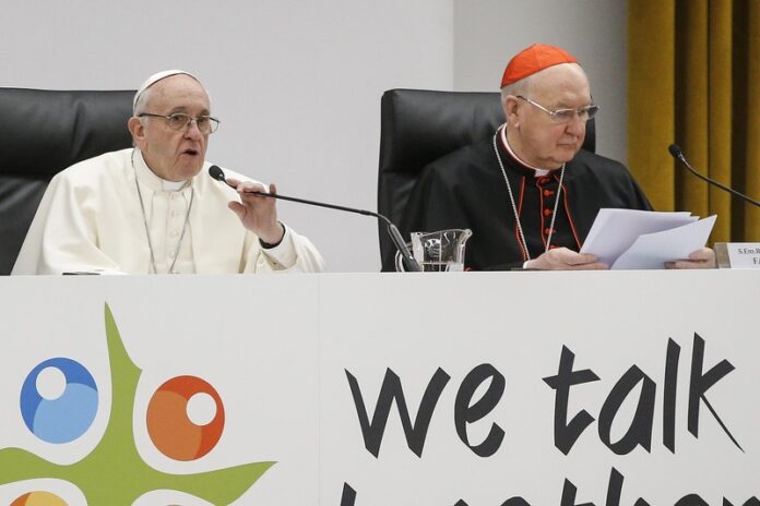 Popiežius Pranciškus ir kardinolas Kevinas Josephas Farrellas (dešinėje) / EPA nuotr.