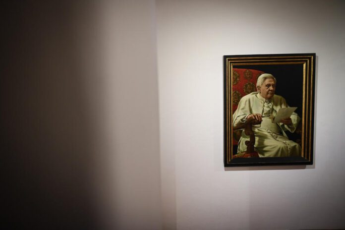 Popiežiaus emerito Benedikto XVI-ojo portretas, nutapytas dailininko Michaelio Triegelio, eksponuojamas popiežiaus emerito Benedikto XVI gimtuosiuose namuose Marktlyje, Vokietijoje / EPA nuotr.