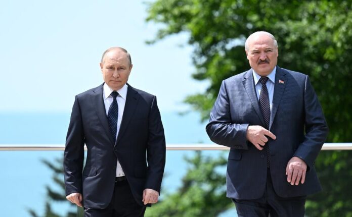 Rusijos prezidentas Vladimiras Putinas ir Baltarusijos prezidentas Aleksandras Lukašenka Bočarovo Ručėjaus rezidencijoje Sočio kurorte, Rusijoje / EPA nuotr.