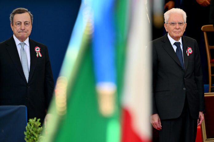 Italijos prezidentas Sergio Mattarella (dešinėje) ir Italijos ministras pirmininkas Mario Draghi (kairėje) Respublikos dienos šventėje Romoje, Italijoje / EPA nuotr.