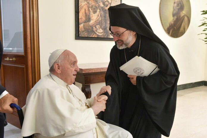 Popiežius Pranciškus per privačią audienciją Vatikane su Konstantinopolio ekumeninio patriarchato delegacijai vadovaujančiu Telmeso arkivyskupu Jobu / EPA nuotr.