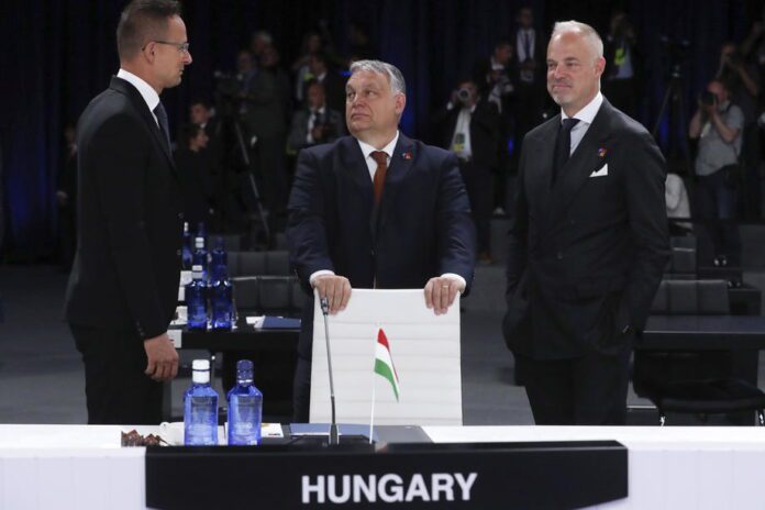 Vengrijos premjeras nacionalistas Viktoras Orbanas (centre) / EPA nuotr.