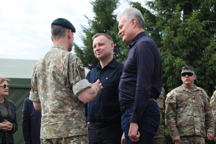 Lenkijos prezidentas Andrzejus Duda (centre) ir Lietuvos prezidentas Gitanas Nausėda (dešinėje) bendro vizito Daugianacionalinės divizijos „Šiaurės rytai
