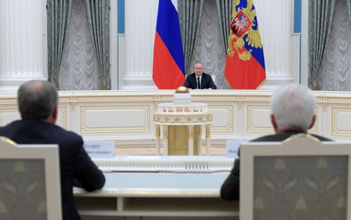 Rusijos prezidentas Vladimiras Putinas susitikime su Rusijos Valstybės Dūmos vadovais ir parlamento frakcijų vadovais Kremliuje, Maskvoje, Rusijoje / EPA nuotr.