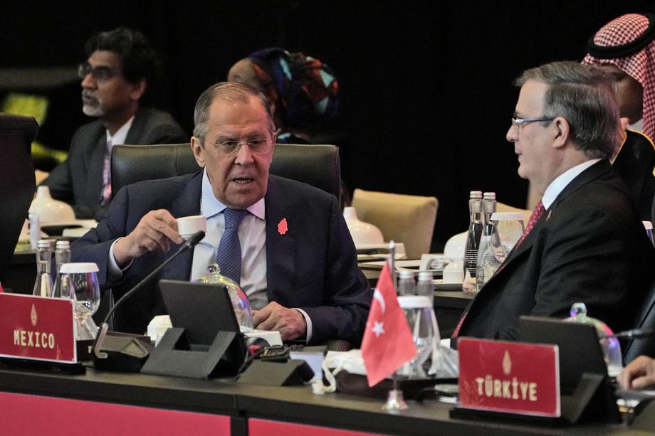 Rusijos užsienio reikalų ministras Sergejus Lavrovas (kairėje) su Meksikos užsienio reikalų sekretoriumi Marcelo Ebrardu prieš prasidedant G-20 užsienio reikalų ministrų susitikimo atidarymo sesijai Nusa Dua, Balyje / EPA nuotr.