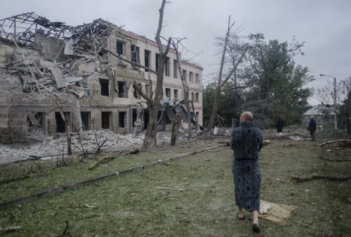 Rusų sugriauta mokykla Kramatorske, Donetsko regione, Ukrainoje / EPA nuotr.