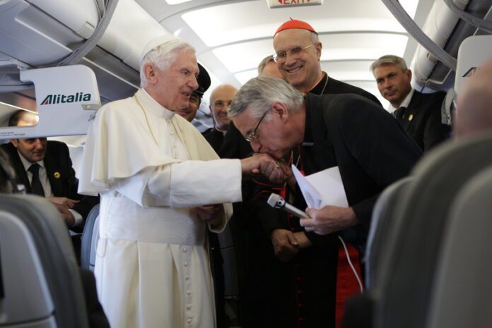 Buvęs Vatikano atstovas Federico Lombardi ir popiežius emeritas Benediktas XVI / EPA nuotr.