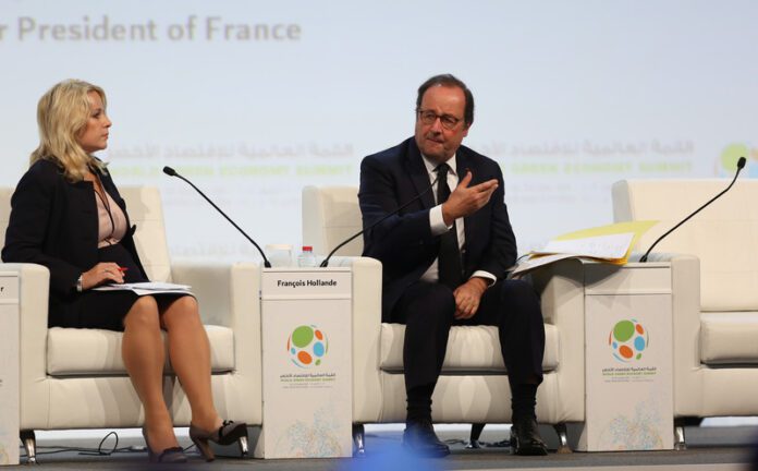 Finansinių paslaugų bendrovės „Hargreaves Lansdown“ analitikė Susannah Streeter (kairėje) ir buvęs Prancūzijos prezidentas Francois Hollande (dešinėje) / EPA nuotr.